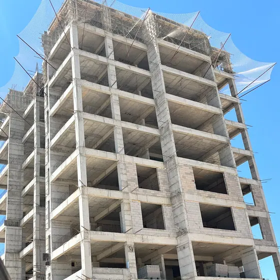 Şantiyede kat çevresine gerilmiş inşaat filesi
